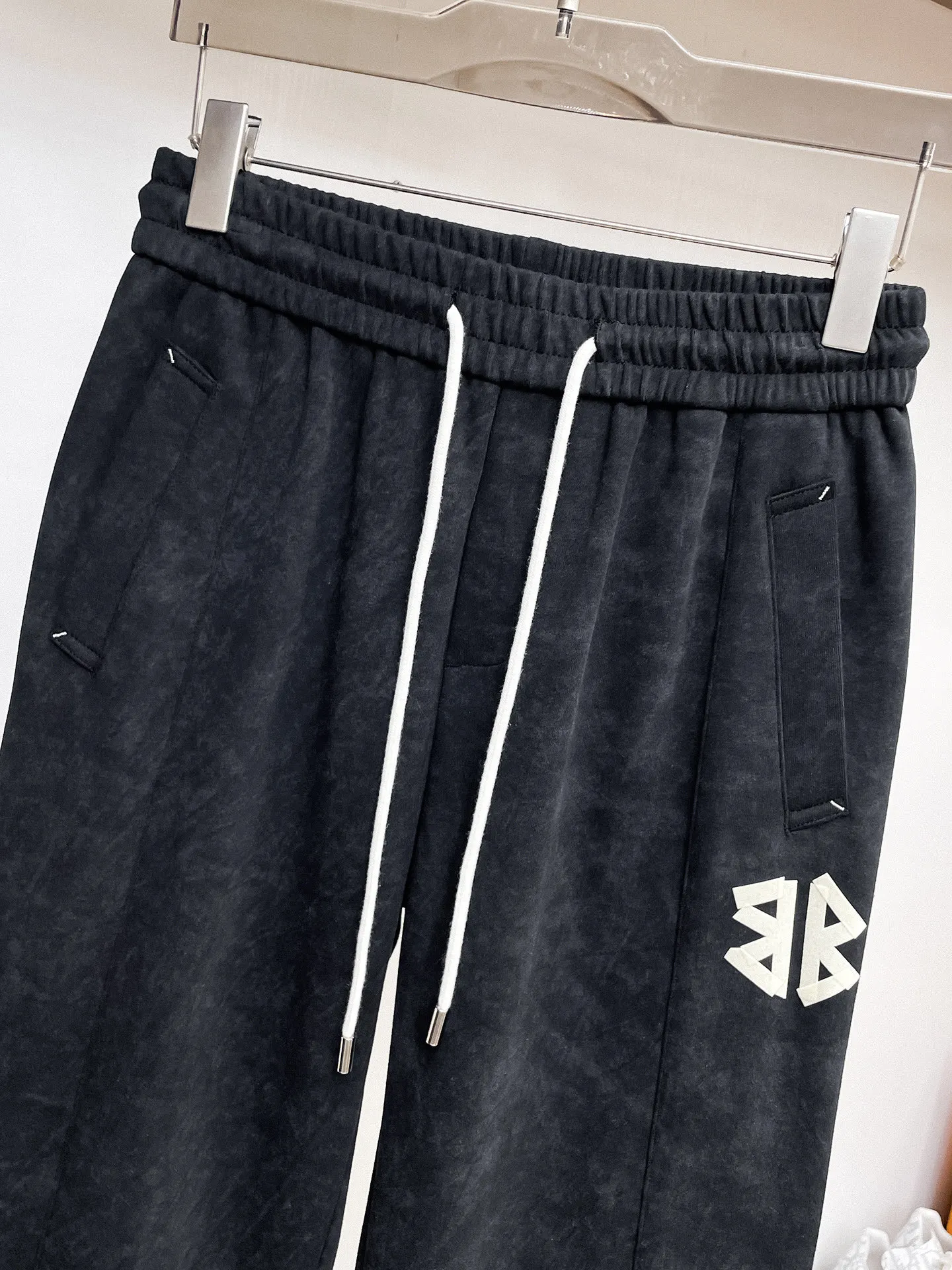 Balenciaga 🆕2026 Autumn and Winter New Arrival Casual Pants! The official website will be released simultaneously. Brand Classic LOGO casual pants, customized fabrics, excellent comfort and strong touch. Highly recognisable, perfect appearance and craftsmanship. Size:M-3XL